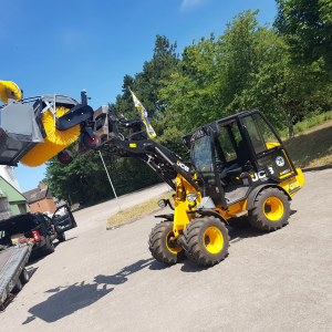 Radlader JCB 403 mit Besen